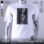 Футболка бунтарський арт, біла, зображена на манекені, фон світло-сірий, принт у чорному та білому кольорах з дівчиною, що показує середній палець з написом 'FUCK YOU' на руці.