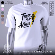 Футболка час для дії, біла, зображена на манекені з правого боку, фон світло-сірий, принт чорного кольору з жовтою блискавкою та силуетом жінки, що біжить.