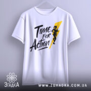 Футболка час для дії, біла, підвішена на вішалці, фон світло-сірий, принт чорного кольору з жовтою блискавкою та силуетом жінки, що біжить.