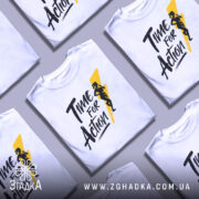 Футболка час для дії, біла, зображена на манекені з правого боку, фон світло-сірий, принт чорного кольору з жовтою блискавкою та силуетом жінки, що біжить.