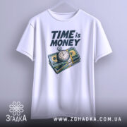 Футболка час це гроші, біла футболка на вішалці, фон світло-сірий, принт з годинником та купюрами, чітке зображення, футболка виглядає новою.