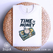Футболка час це гроші, складена біла футболка на плетеній основі, фон світло-сірий, принт яскравий, видно деталі годинника та купюр.