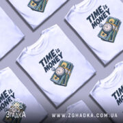 Футболка час це гроші, біла футболка на манекені, з принтом у вигляді годинника та купюр, фон світло-сірий, принт яскравий і чіткий.