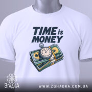 Футболка час це гроші, складена біла футболка з принтом, видно етикетку з зеленим шнурком, фон світло-сірий, принт яскравий, зображення годинника та купюр.
