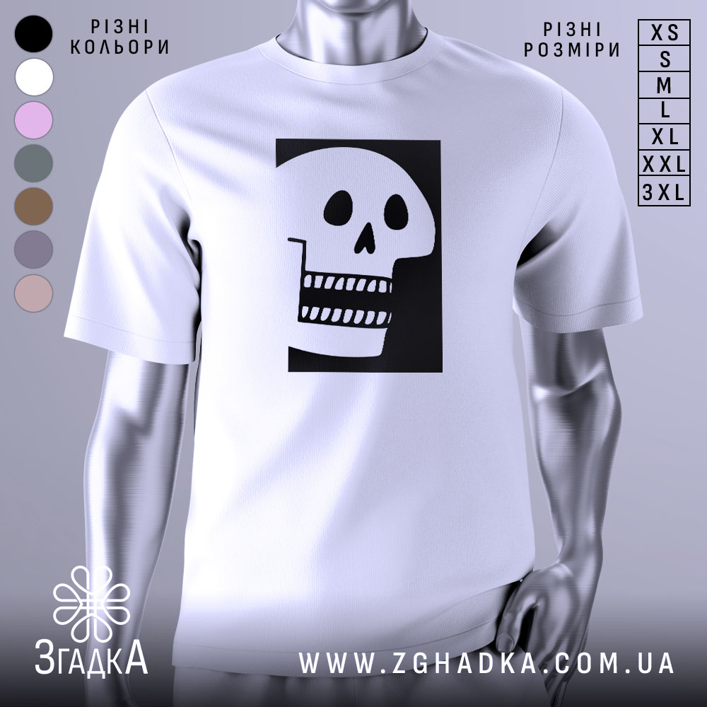 Футболка череп білого кольору, зображена з правого ракурсу на манекені, фон світло-сірий, принт чорного кольору з малюнком черепа, що має великі очі та зуби.