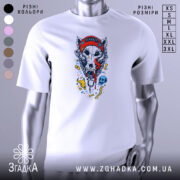 Футболка Череп Вовка, біла, зображена на манекені з правого боку, фон світло-сірий, принт з черепом вовка у червоній шапці, з язиком, що стікає, навколо кольорові елементи.