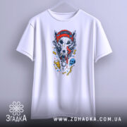 Футболка Череп Вовка, біла, підвішена на вішалці, фон світло-сірий, принт з черепом вовка у червоній шапці, з язиком, що стікає, навколо кольорові елементи.