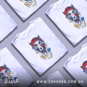 Футболка Череп Вовка, біла, зображена на манекені з правого боку, фон світло-сірий, принт з черепом вовка у червоній шапці, з язиком, що стікає, навколо кольорові елементи.