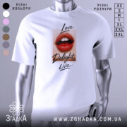 Футболка червоні губи, біла, зображена на манекені, фон світло-сірий, принт з червоними губами та написами 'Love', 'Delight', 'Live'.