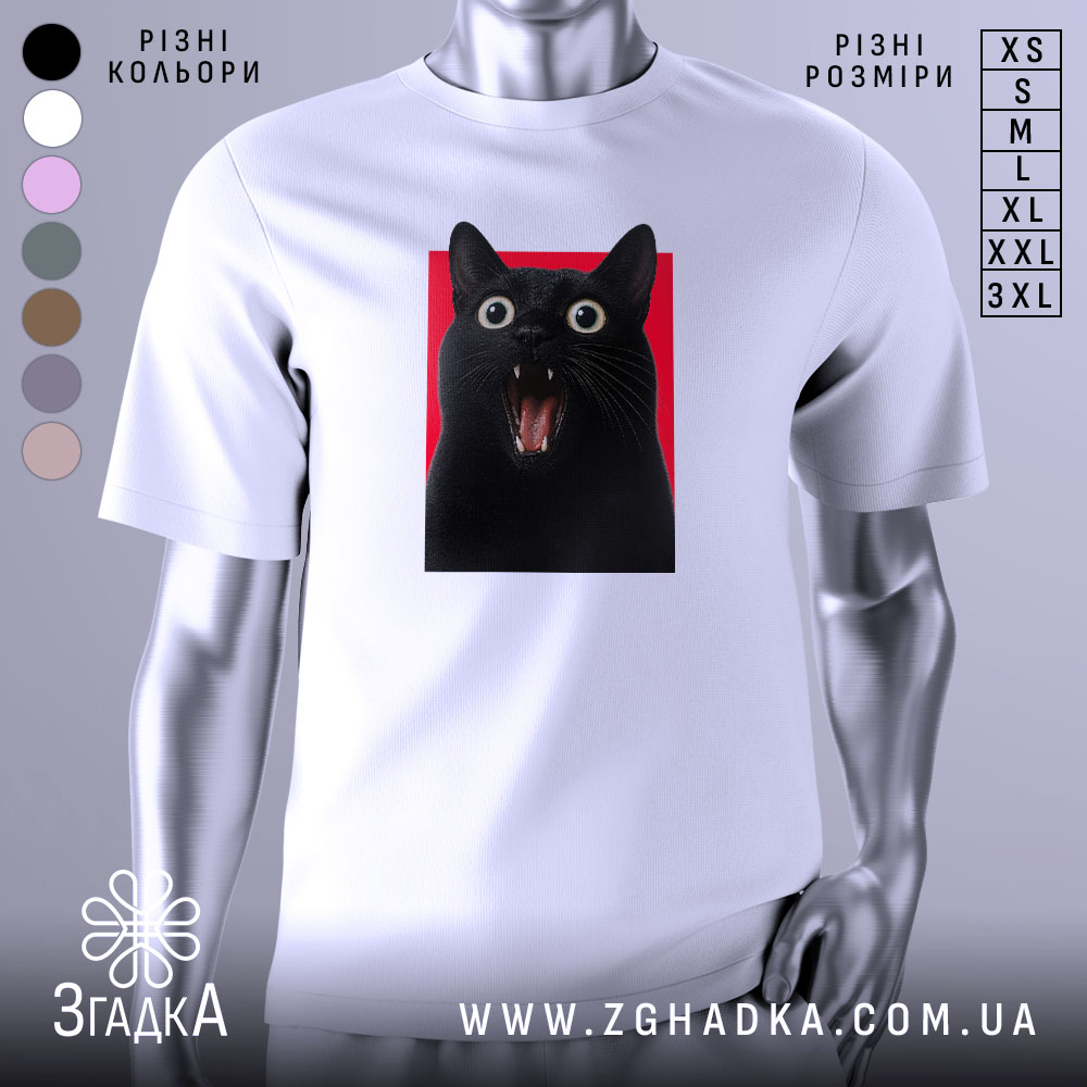 Futbolka Chornyi Kit Iaskravyi Prynt Dlia Kotoliubiv 1 Футболка чорний кіт, біла, зображена на манекені, фон світло-сірий, принт зображує чорного кота з великими очима та відкритим ротом на червоному фоні.