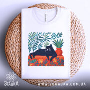 Футболка Чорний кіт спокою білого кольору, зображена зверху на плетеній кошику, фон світло-сірий. Принт з чорним котом, що лежить на червоній підставці, оточений зеленими рослинами та квітами.