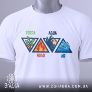 Футболка чотири стихії, біла, зображена з верхнього ракурсу, на столі, фон світло-сірий, принт містить чотири трикутники з символами стихій, а також зелена етикетка з логотипом.