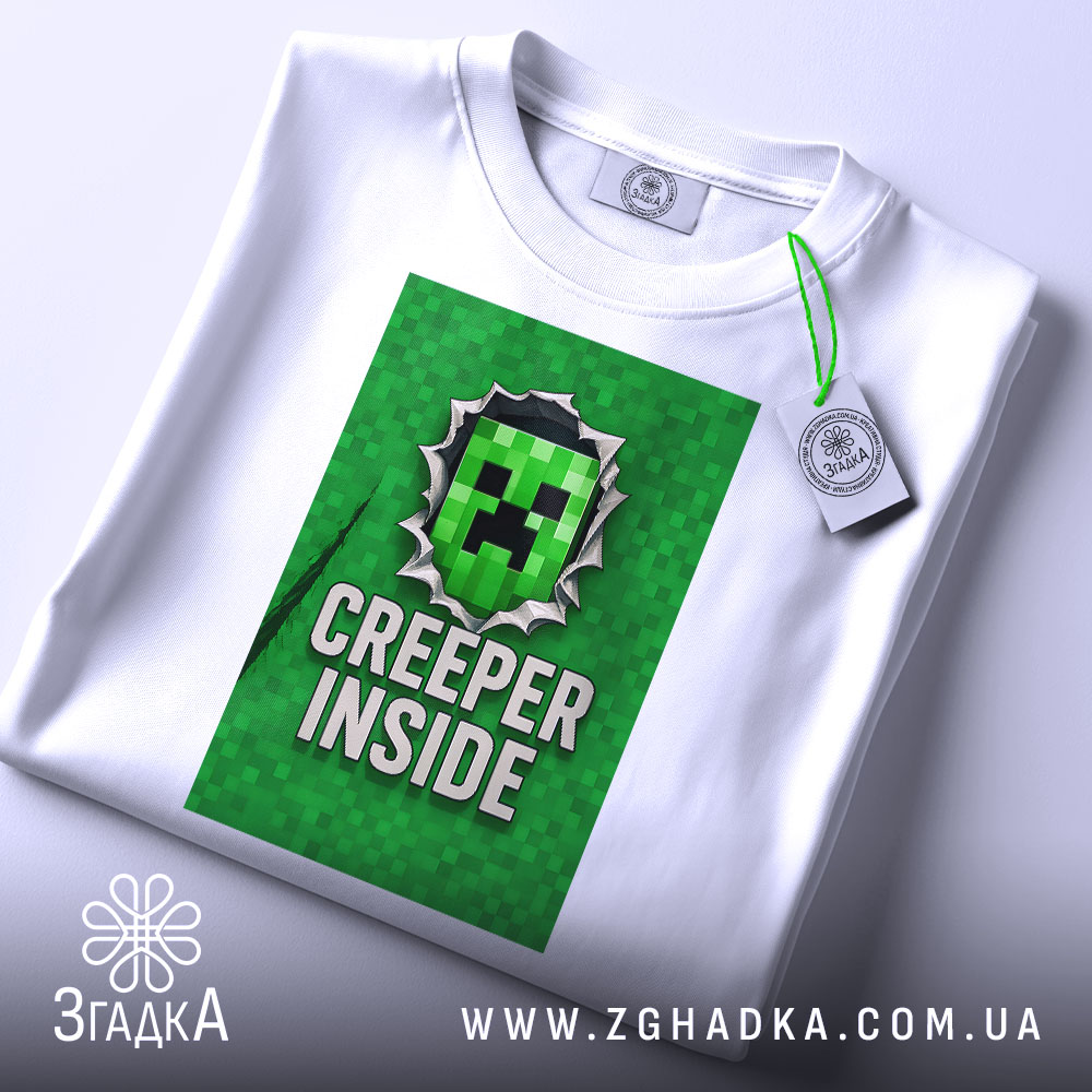 Футболка creeper inside, біла, зображена зверху, фон світлий, принт з зеленим крипером та написом 'CREEPER INSIDE', на комірці є етикетка.