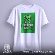 Футболка creeper inside, біла, підвішена на вішалці, фон світлий, принт з зеленим крипером та написом 'CREEPER INSIDE', деталі принта чіткі.