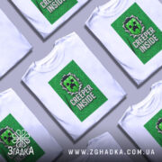 Футболка creeper inside, біла, зображена на манекені, фон нейтральний, принт з зеленим крипером та написом 'CREEPER INSIDE' на зеленому фоні.
