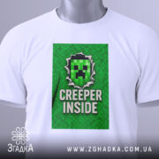 Футболка creeper inside, біла, зображена зверху, фон світлий, принт з зеленим крипером та написом 'CREEPER INSIDE', на комірці є етикетка.