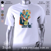 Футболка Далі арт, біла, зображена на манекені, фон світло-сірий, принт з обличчям художника, кольорові деталі, текст "I don't do drugs I AM drugs" та чорна кішка.