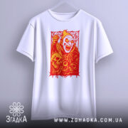 Футболка демон червоний, біла футболка на вішалці, ракурс спереду, фон світло-сірий, принт з червоним демоном, що кричить, та черепами, оформлений в червоній рамці з павутиною.