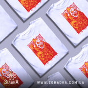 Футболка демон червоний, біла футболка на манекені, ракурс спереду, фон світло-сірий, принт з червоним демоном, що кричить, та черепами, оформлений в червоній рамці з павутиною.