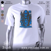 Футболка демонічна ніч, біла футболка на манекені, фон світло-сірий, принт зображує темну фігуру з червоними очима та іншими персонажами, виконаний у синіх тонах.