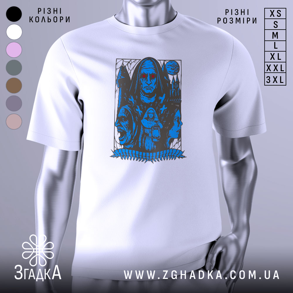 Futbolka Demonichna Nich Temnyi Art Shcho Pryvertaie Uvahu 1 Футболка демонічна ніч, біла футболка на манекені, фон світло-сірий, принт зображує темну фігуру з червоними очима та іншими персонажами, виконаний у синіх тонах.