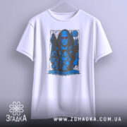 Футболка демонічна ніч, біла футболка підвішена на вішалці, фон світло-сірий, принт з темною фігурою та червоними очима, зображення виконано в синіх тонах.