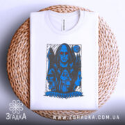 Футболка демонічна ніч, складена футболка на плетеній основі, фон світлий, принт з темною фігурою та червоними очима, деталі принта добре проглядаються.