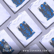 Футболка демонічна ніч, біла футболка на манекені, фон світло-сірий, принт зображує темну фігуру з червоними очима та іншими персонажами, виконаний у синіх тонах.