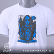 Футболка демонічна ніч, складена футболка на білому фоні, принт з темною фігурою та червоними очима, деталі принта чітко видимі, на футболці є етикетка з зеленим шнурком.