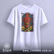 Футболка демонічний яскравий образ, біла, з бокового ракурсу, підвішена на вішалці, фон світло-сірий, принт з червоним демоном, жовтими черепами та чорними кістками, оточений фіолетовими елементами.