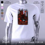 Футболка демонічний ліс, біла, зображена на манекені, фон світло-сірий, принт червоний з чорними деталями, зображує демона з рогами на фоні лісу та черепів.