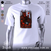 Футболка демонічний ліс, біла, зображена на манекені, фон світло-сірий, принт червоний з чорними деталями, зображує демона з рогами на фоні лісу та черепів.