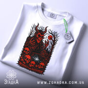 Футболка демонічний ліс, біла, лежить на поверхні, фон світло-сірий, принт червоний з чорними деталями, зображує демона з рогами, черепи та ліс.