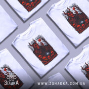 Футболка демонічний ліс, біла, зображена на манекені, фон світло-сірий, принт червоний з чорними деталями, зображує демона з рогами на фоні лісу та черепів.