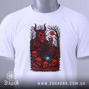 Футболка демонічний ліс, біла, лежить на поверхні, фон світло-сірий, принт червоний з чорними деталями, зображує демона з рогами, черепи та ліс.