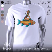 Футболка дівчина на рибі, біла, з фронтального ракурсу, на манекені, з яскравим принтом, де дівчина в аквалангу сидить на великій рибі.