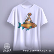 Футболка дівчина на рибі, біла, з бокового ракурсу, підвішена на вішалці, принт з дівчиною в аквалангу, що сидить на рибі.