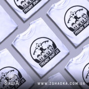 Футболка друзі не брешуть, біла, зображена на манекені, фон світло-сірий, принт чорного кольору з персонажами та написом 'FRIENDS DON'T LIE'.