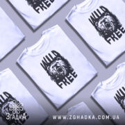 Футболка вільний ведмідь, біла, зображена з фронтального ракурсу на манекені, фон світлий, принт чорного кольору з ведмедем, що реве, та написом 'WILD FREE'.