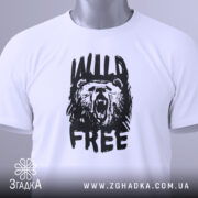 Футболка вільний ведмідь, біла, складена на поверхні, фон світлий, принт чорного кольору з ведмедем, що реве, та написом 'WILD FREE', на комірці видна етикетка.