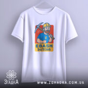 Футболка EBASH білого кольору, зображена на вішалці, фон світло-сірий, принт з чоловіком у жовтій касці з киркою, на синій футболці, з написом 'EBASH 24/7/365'.