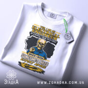 Футболка електрик інженер білого кольору, зображена зверху, на фоні світло-сірого кольору, принт з черепом у синій сорочці та текстом жовтого кольору, з етикеткою на рукаві.