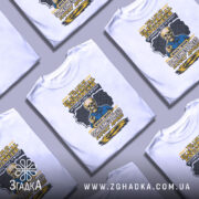 Футболка електрик інженер білого кольору, зображена на манекені з правого боку, фон світло-сірий, принт з черепом у синій сорочці та текстом жовтого кольору.