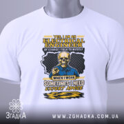 Футболка електрик інженер білого кольору, зображена зверху, на фоні світло-сірого кольору, принт з черепом у синій сорочці та текстом жовтого кольору, з етикеткою на рукаві.