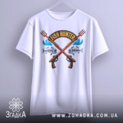 Футболка Fish Hunter білого кольору, підвішена на вішалці, фон світло-сірий, принт з двома рибальськими рушницями, рибами та написом 'FISH HUNTER' у верхній частині.