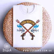 Футболка Fish Hunter білого кольору, зображена в складеному вигляді на плетеній основі, фон білий, принт з двома рибальськими рушницями, рибами та написом 'FISH HUNTER' у верхній частині.