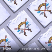 Футболка Fish Hunter білого кольору, зображена з фронтального ракурсу на манекені, фон світло-сірий, принт з двома рибальськими рушницями, рибами та написом 'FISH HUNTER' у верхній частині.