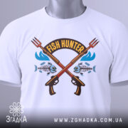 Футболка Fish Hunter білого кольору, зображена в складеному вигляді, фон світло-сірий, принт з двома рибальськими рушницями, рибами та написом 'FISH HUNTER', на етикетці зелена стрічка.