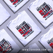 Футболка Ford Mustang класика, біла, зображена на манекені, фон світло-сірий, принт з червоним автомобілем Ford Mustang 1964, логотипом Ford, написом 'BUILT TO BE LEGENDARY'.