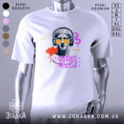 Футболка Girls Rule Art білого кольору, зображена з фронтального ракурсу на манекені, фон світло-сірий, принт з графічним зображенням статуї з навушниками та сонцезахисними окулярами, кольори принта: червоний, фіолетовий, жовтий, чорний.